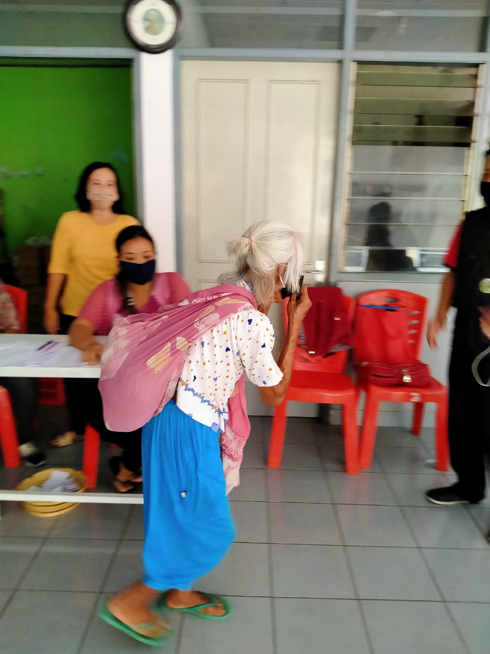 Pembagian 100 Paket Sembako Bantuan dari Tim Pendoa Ibu Monica Semarang
